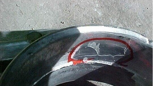 鋁壓鑄過程中鑄件表面會(huì)有分層(夾皮及剝落) 鋁壓鑄過程中鑄件表面會(huì)有分層(夾皮及剝落)